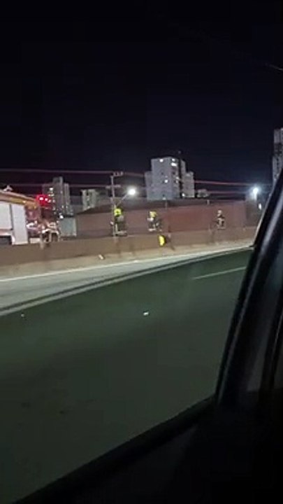 Caminhão carregado com madeira pega fogo na BR-101 em Palhoça nesta sexta-feira (29)