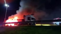 Caminhão pega fogo após colisão na BR-101, em Palhoça