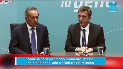 Sonrisa pero incómodo momento: Massa dejó hablando solo a Scioli tras la reunión