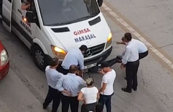 Market fişi 5 TL eksik diye servisten indirilen müşteri aracın altına girdi; o anlar kamerada