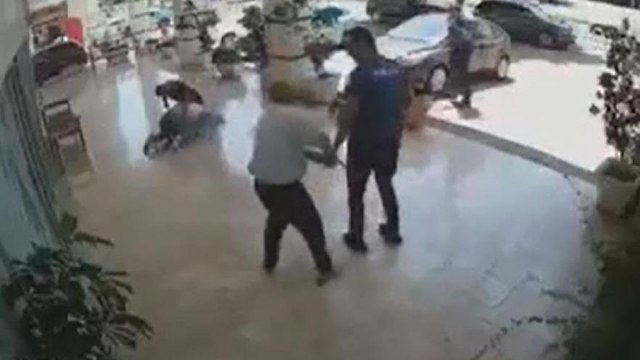 Uçan tekmeli, bastonlu kira kavgası