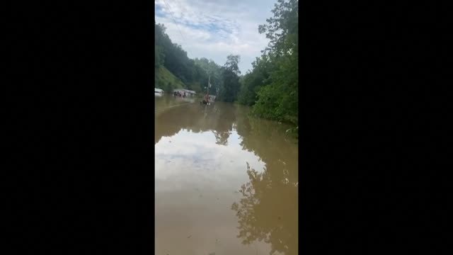 Siguen los rescates in extremis de gente atrapada por las inundaciones en Kentucky