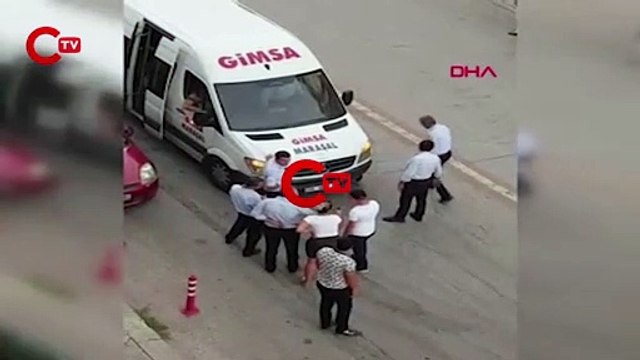 Market fişi 5 TL eksik diye servisten indirilen müşteri aracın altına girdi