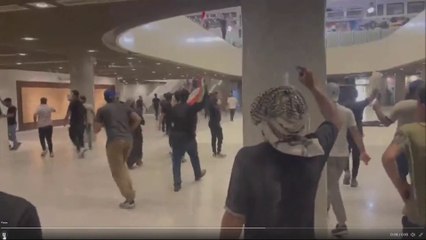 مصادر عراقية متطابقة: المتظاهرون يقتحمون مبنى البرلمان