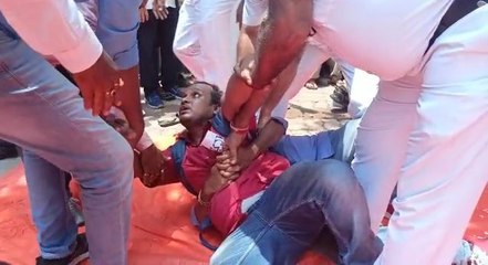 রাতভর অবস্থানের পর অভিষেক বন্দ্যোপাধ্যায়ের অফিসের সামনে থেকে টেট উত্তীর্ণদের সরাল পুলিশ