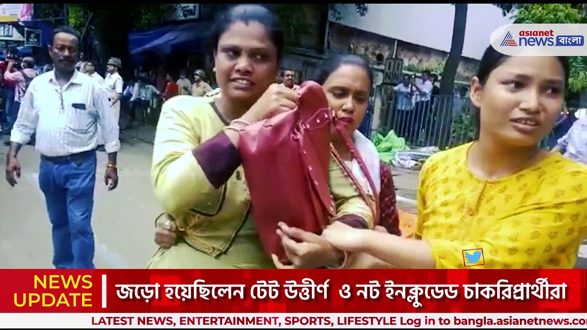 চাকরিপ্রার্থীদের বিক্ষোভে ধুন্ধুমার ক্যামাক স্ট্রিট, টেনে হিঁচড়ে চাকরিপ্রার্থীদের নিয়ে গেল পুলিশ