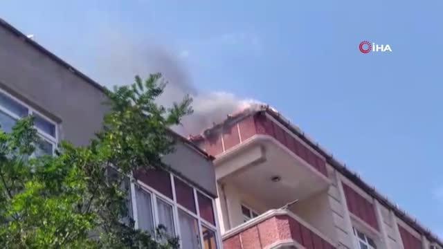 Küçükçekmece Mehmet Akif Mahallesi'nde bir apartmanın çatı katında yangın çıktı.