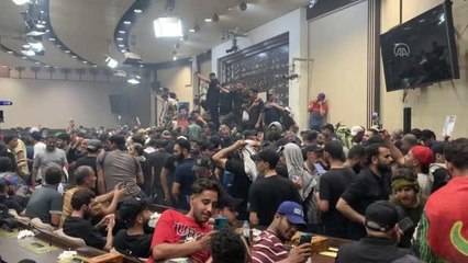 Sadr yanlıları Yeşil Bölge'yi basarak Meclis binasına girdi