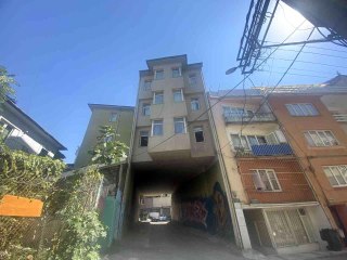 Altından yol geçen apartman! Görenler kapının nerede olduğunu anlamaya çalışıyor