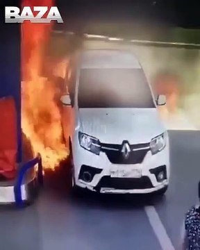 Benzin istasyonunda sigara yaktı: Aracı alev topuna döndü, kaçarak uzaklaştı