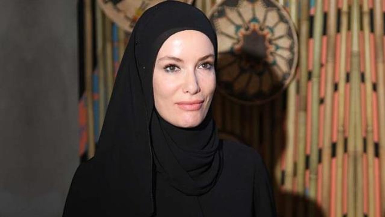 Gamze Özçelik'in kendisine ikizi kadar benzeyen kardeşini görenler şaşkınlığını gizleyemiyor