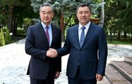 Van haber: Kırgızistan Cumhurbaşkanı Caparov, Çin Dışişleri Bakanı Vang ile görüştü