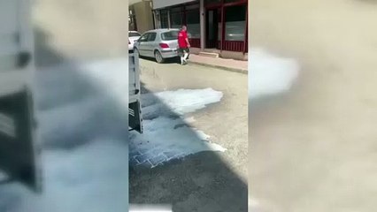 Süt üreticisinden görülmemiş protesto: Tonlarca sütü yola döktü