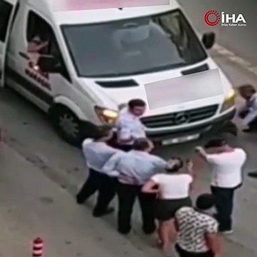 Market fişi 5 TL eksik diye servisten indirilen müşteri aracın altına girdi