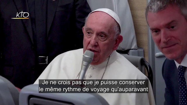 Le pape François, 85 ans, qui se déplace en fauteuil roulant, évoque pour la première fois la possibilité de se mettre en retrait