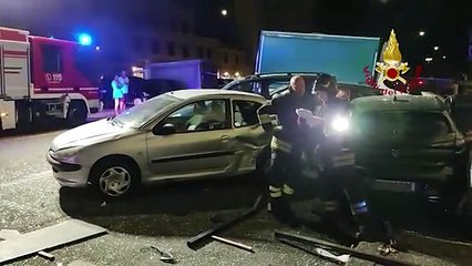 Genova, Ferrari piomba su dehor di un bar e lo distrugge - Video