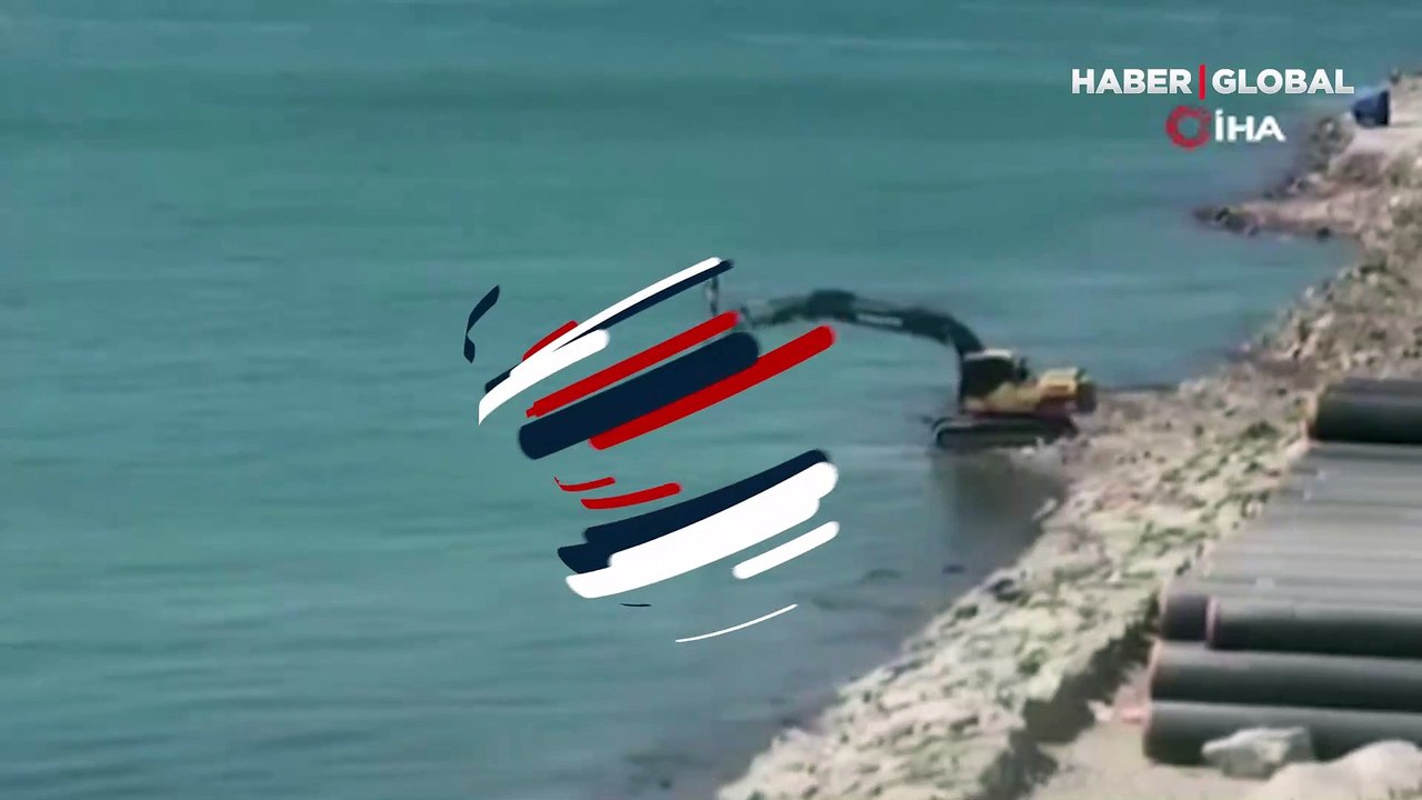 Sıcaktan bunaldı, kendini serin sulara böyle bıraktı... Kepçe operatöründen ilginç serinleme yöntemi