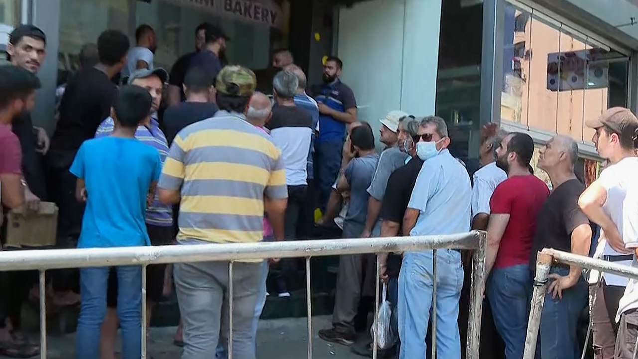 استمرار أزمة الخبز في لبنان.. مواطنون يصطفون ساعات أمام الأفران