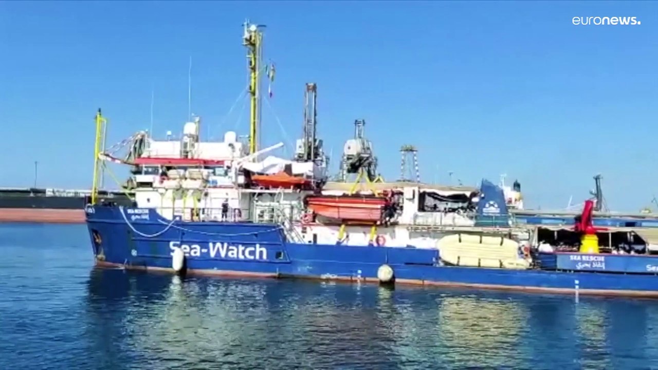 Hundreds of migrants arrive at Italian port after days at sea in blistering heat