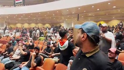 Manifestantes invadem Parlamento iraquiano