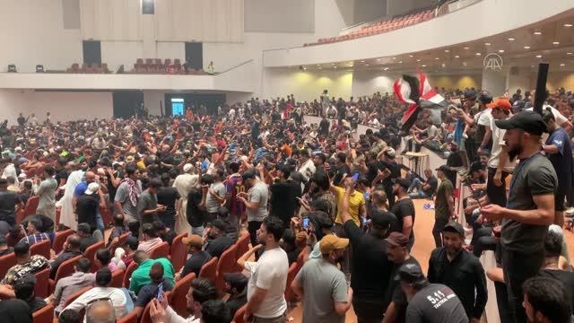 Sadr destekçileri mecliste oturma eylemi başlattı