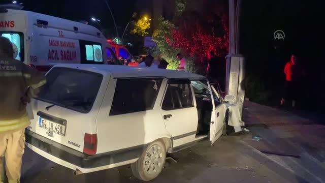 Aydın haber: Aydınlatma direğine çarpan otomobildeki 2 kişi yaralandı