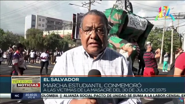 Estudiantes universitarios salvadoreños conmemoran a las víctimas de la masacre del 30 de julio