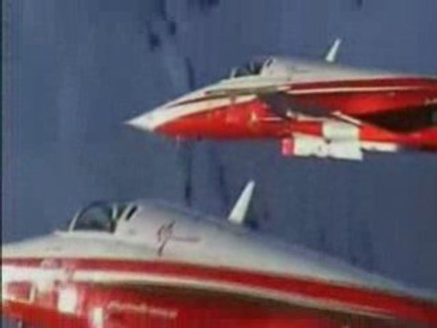 F-5 tiger Patrouille Suisse dans les Alpes