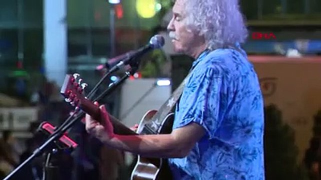 Yeni Türkü Konseri'nde ışıklar İlhan İrem için söndü