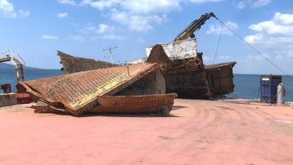 MALTEPE SAHİLİ'NDE BATAN GEMİNİN PARÇALARI YÜZEYE ÇIKARTILDI