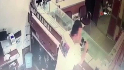 Kuyumcudan 3 adet cumhuriyet altını çalan kadın kamerada