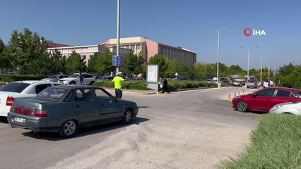 Geç kaldığı sınava girebilmek için kapıyı zorladı, camlara vurdu