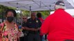 Vecinos de Texas entregan sus armas a la Policía a cambio de cheques regalo