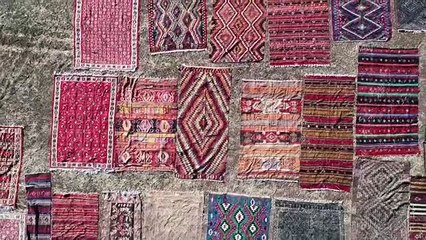 Güneşe serilerek renkleri pastelleştirilen halı ve kilimler yurt dışından alıcı buluyor