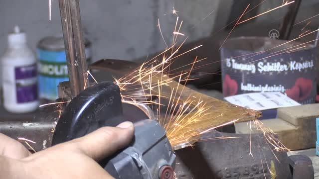 Hobi olarak üretmeye başladığı bıçakları yurt dışındaki meraklılarına da satıyor