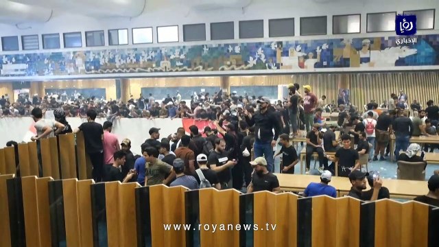 الطعام والأناشيد الدينية حاضرة في اعتصام مناصري الصدر في البرلمان العراقي