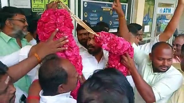 தூத்துக்குடி விமான நிலையத்தில் அதிமுக நாடாளுமன்ற உறுப்பினர் ரவீந்திரநாத்