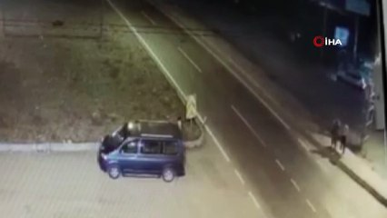 Metrelerce fırladı! Yaşlı kadının hayatını kaybettiği kaza kameraya yansıdı