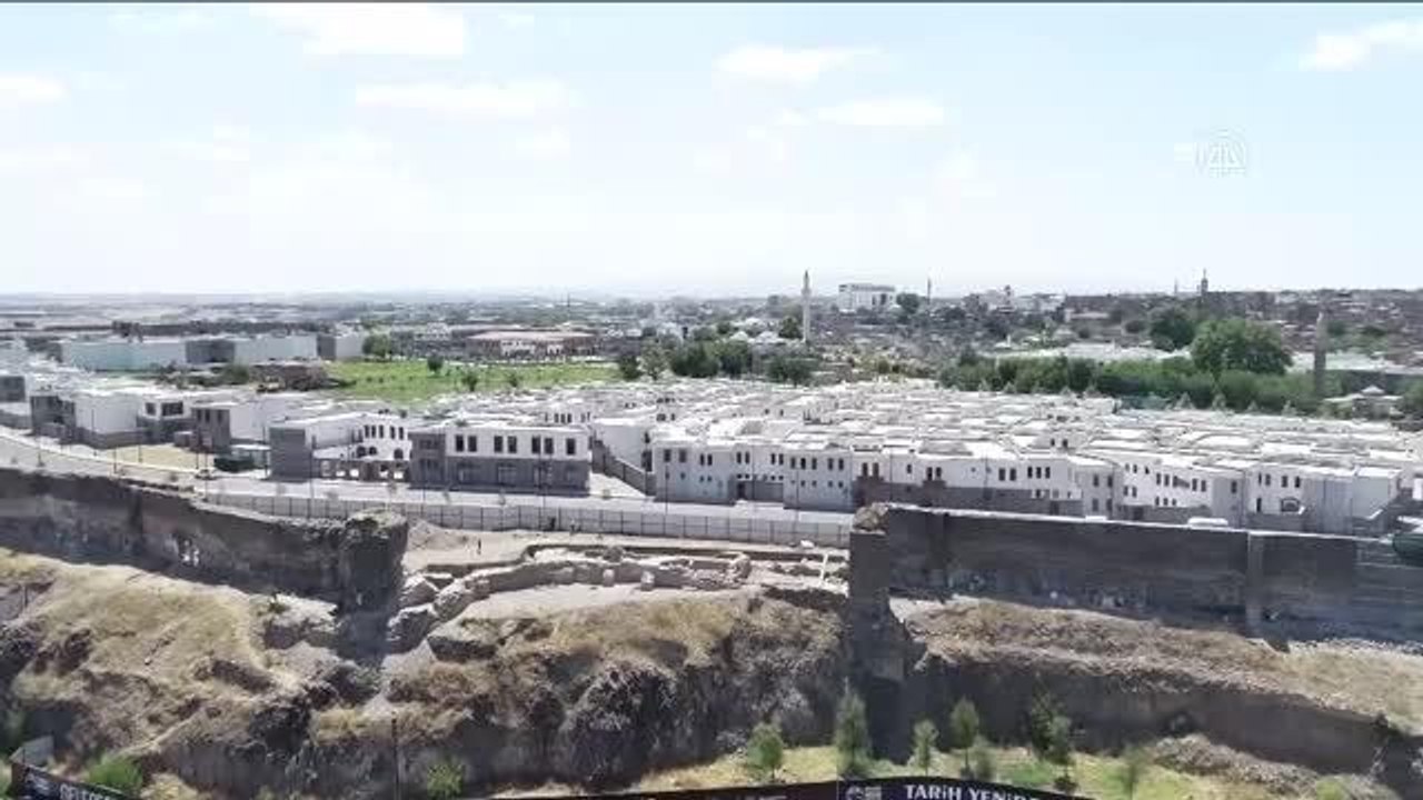 Diyarbakır gündem haberleri... DİYARBAKIR - Tarihi surlarda yaklaşık 1700 yıllık amfora bulundu