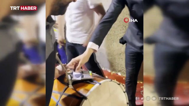 Adana'da bir davulcu kredi kartıyla bahşiş topladı