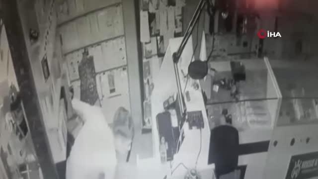 Son dakika haber: Bağcılar'da 25 bin lira değerinde telefon çalan çocuk hırsız kamerada