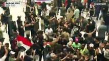 پارلمان عراق در اشغال هواداران مقتدی صدر؛ تصاویری از پایکوبی و نماز صدری‌ها