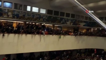 Sadr destekçilerinin bastığı Irak Meclisi’nde zincirli gösteri