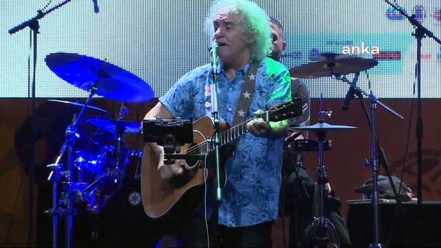 Yeni Türkü İlhan İrem için 'Karanfil' şarkısını söyledi