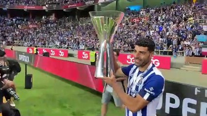 Taremi não sabia como mostrar a Supertaça... e Pepe ajudou