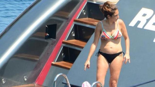 Yemekteyiz'in ünlü sunucusu Zuhal Topal, siyah bikinisiyle kumda sere serpe poz verdi