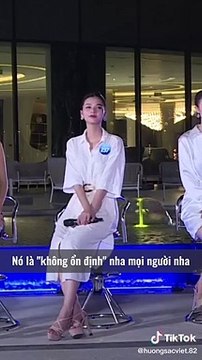 Nam Em trả lời câu hỏi trong phần thi Head to Head Challenge