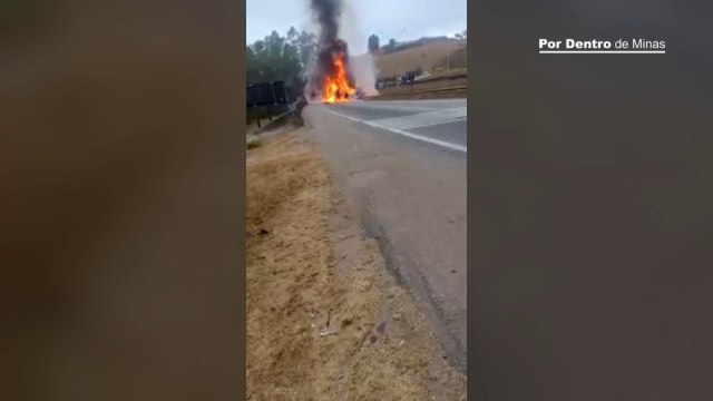 Carreta com cofres e caixas eletrônicos pega fogo na Rodovia Fernão Dias, em Carmo da Cachoeira