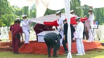 Upacara Penghormatan di Pemakaman Mantan Danseskoal  yang Meninggal karena Kecelakaan di Tol