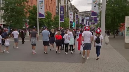 Download Video: Miles de fans esperan ansiosos la final de la Eurocopa femenina de fútbol entre Inglaterra y Alemania